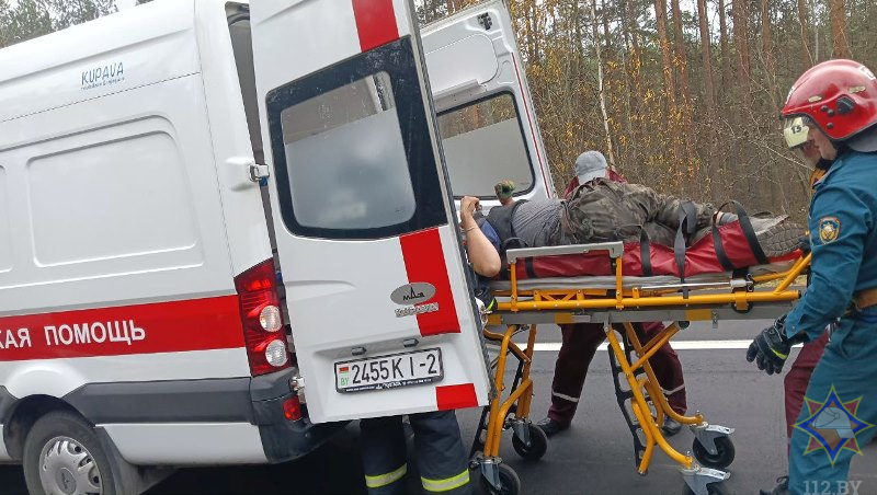 В Лепельском районе микроавтобус врезался в стоящий грузовик, и тот наехал на дорожника. Фото МЧС