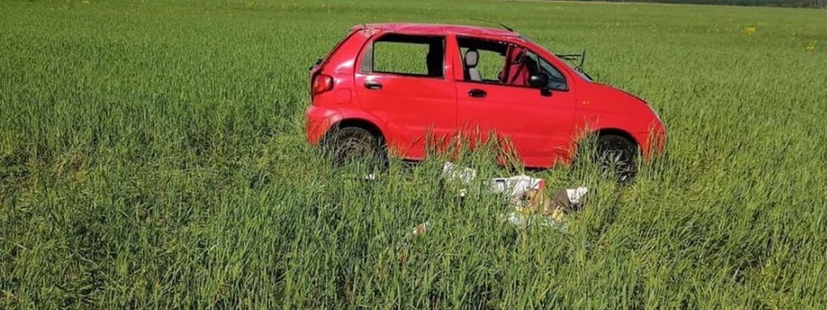 Оказались в нескольких метрах от авто: стали известны подробности аварии в Сморгонском районе, где пострадала целая семья
