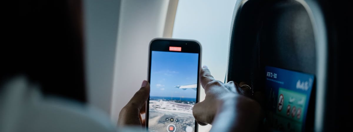 На видео попало, как пассажир самолёта, угодившего в зону турбулентности, застрял в багажной полке — Видео