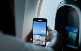 На видео попало, как пассажир самолёта, угодившего в зону турбулентности, застрял в багажной полке — Видео