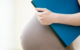 Суд восстановил беременную белоруску на работе