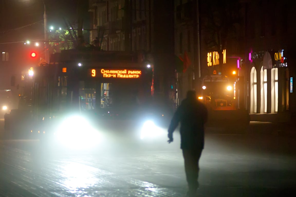 Троллейбус в парах горячего битума. Ночные работы по замене асфальтобетонного покрытия на улице Ленина в Витебске. Фото Сергея Серебро