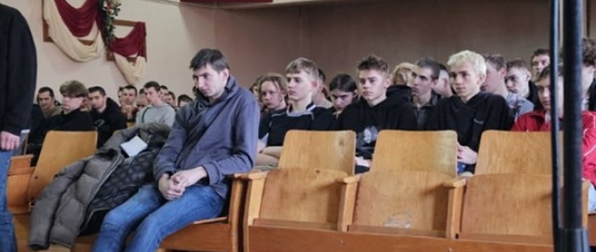 Житель Барановичей подсмотрел данные карты друга и больше месяца воровал с нее деньги