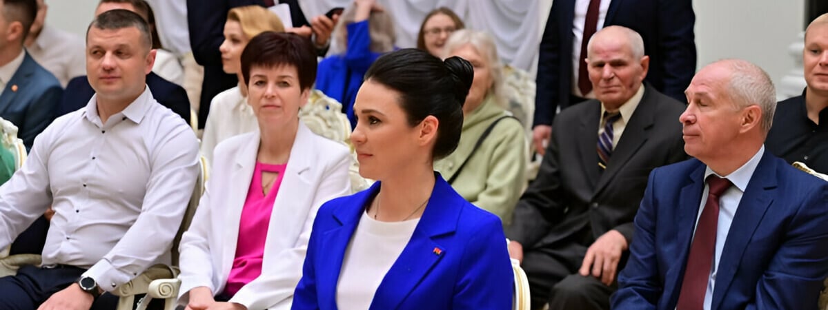 Лукашенко вручил белорусскому космонавту Василевской медаль Героя Беларуси — Фото