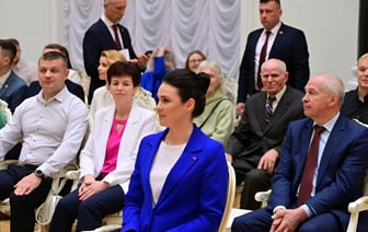 Лукашенко вручил белорусскому космонавту Василевской медаль Героя Беларуси — Фото