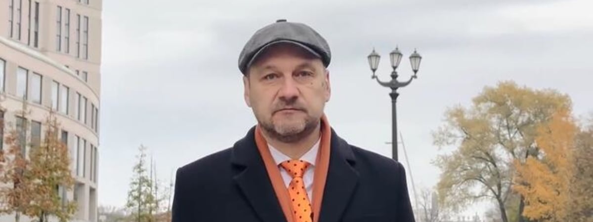 В Минске задержали экс-главу ликвидированной партии «Зеленые» — он хотел возложить цветы возле посольства России в память о Навальном