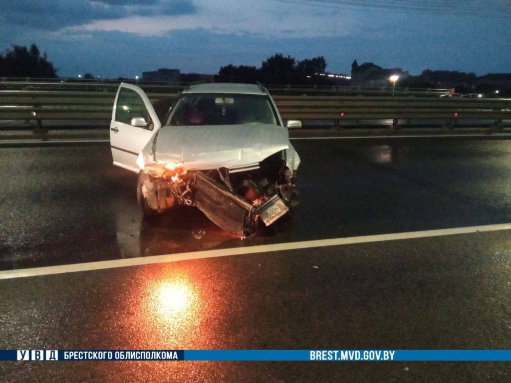 В Бресте Volkswagen врезался в отбойник