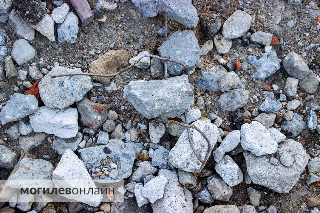 В гаражах на улице Симонова могилевчане обнаружили обломки «Строммашины». Зачем они там?