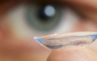 Можно ли купаться и мыться в контактных линзах?