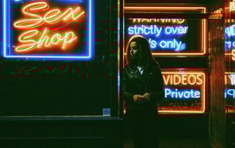 МАРТ предложил запретить продавать продукцию сексуального назначения несовершеннолетним белорусам