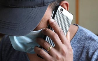 Деньги в полотенце, заплаканный человек - телефонное мошенничество в Беларуси