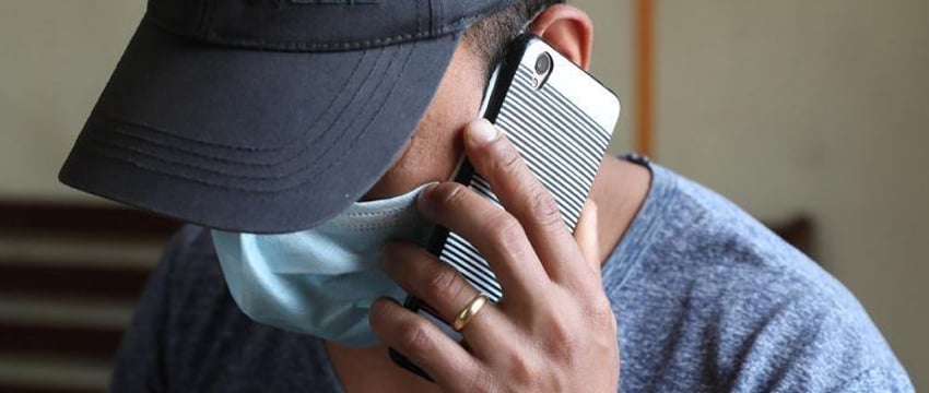 Деньги в полотенце, заплаканный человек - телефонное мошенничество в Беларуси