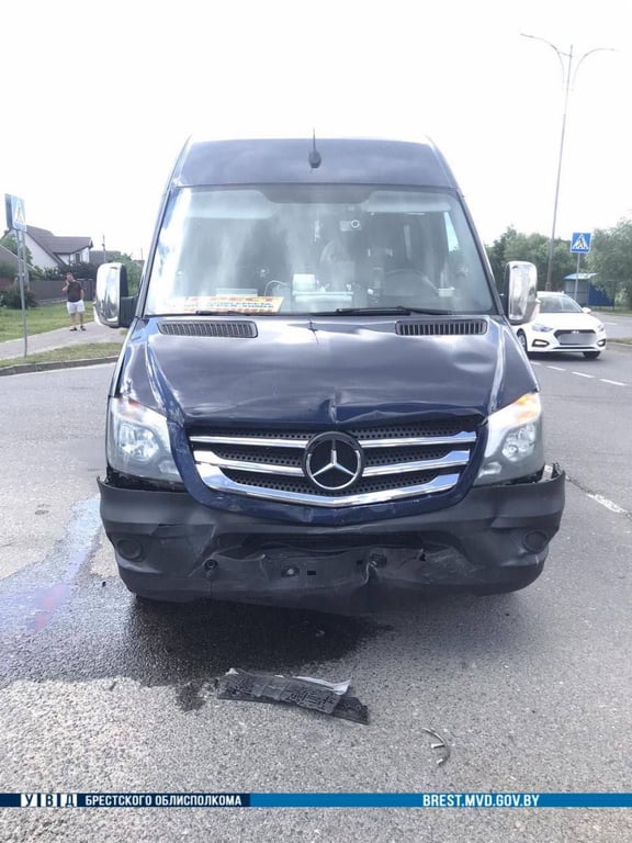 В Кобрине водитель Volkswagen не уступила дорогу микроавтобусу с пассажирами