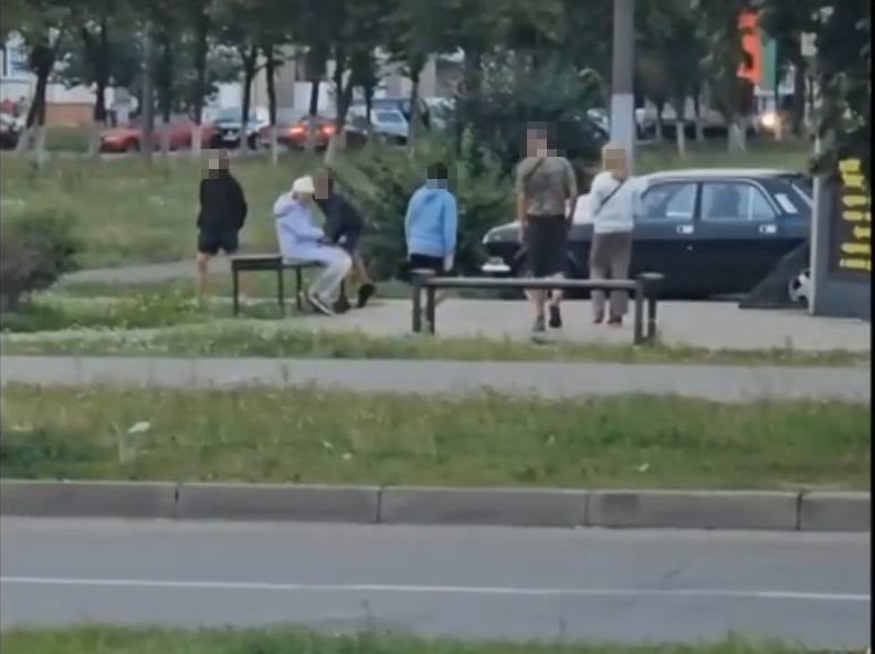 В Беларуси подростки издевались над бабушкой - их нашли