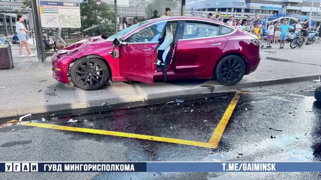 В Минске Tesla перевернула маршрутку. Есть видео