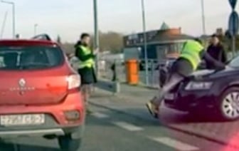 На польской границе водитель Audi пытался вклиниться в очередь и усадил человека на капот