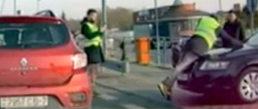 На польской границе водитель Audi пытался вклиниться в очередь и усадил человека на капот