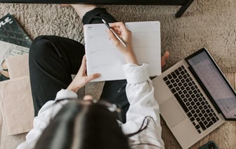 Писателя Бориса Акунина внесли в список террористов и экстремистов и возбудили уголовное дело