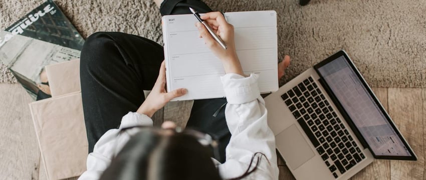 Писателя Бориса Акунина внесли в список террористов и экстремистов и возбудили уголовное дело