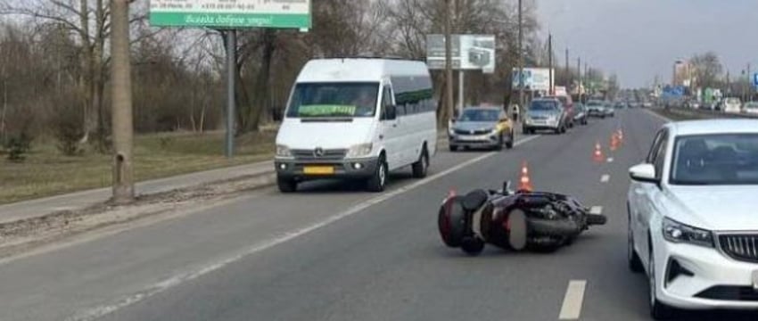 В Бресте мотоцикл Honda столкнулся с автомобилем Geely