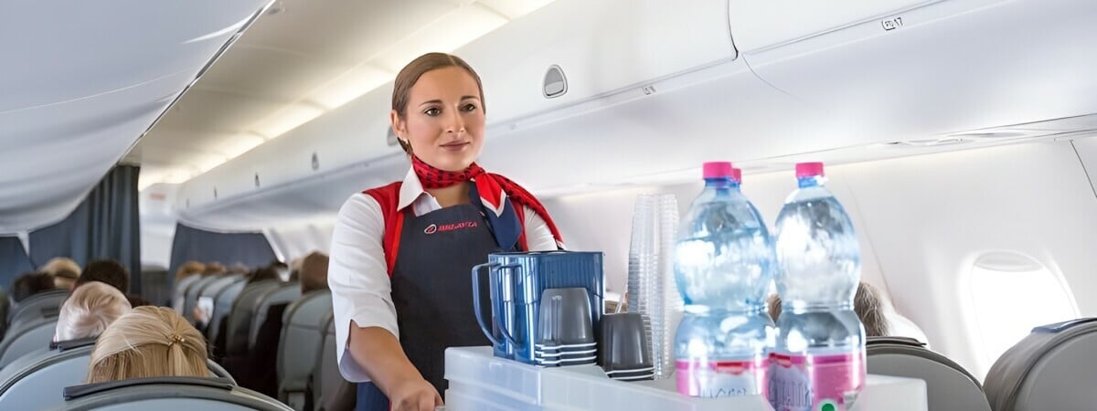 Отпуск — 53 дня. «Белавиа» объявила кастинг бортпроводников. Какую зарплату пообещали?