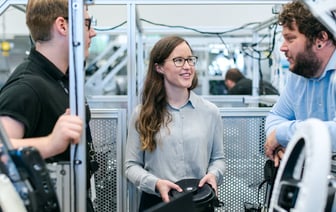 МАЗ позвал на работу более 100 белорусов без высшего образования. Какие вакансии и зарплаты предложил?