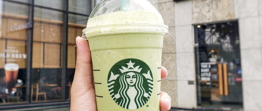 Почему Starbucks сталкивается с призывами к Глобальному Бойкоту: Объяснение разногласий