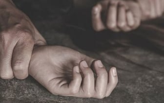 Пять лет держал секс-рабыню в свинарнике: Польшу потрясла история сельского насильника