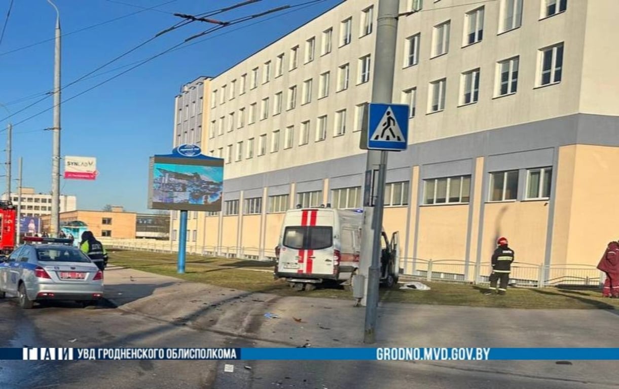 В Гродно скорая врезалась в Nissan. Погибла 19-летняя девушка