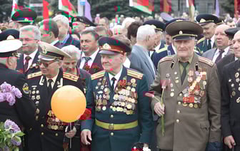 Совмин утвердил матпомощь ко Дню победы не только ветеранам. Кому из белорусов пообещали от 1500 до 5000 рублей?