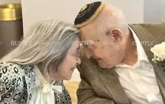 Очень красивая история любви! Пара в возрасте 102 и 100 лет сыграли свадьбу и стали самыми старыми молодоженами в мире