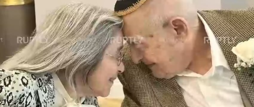 Очень красивая история любви! Пара в возрасте 102 и 100 лет сыграли свадьбу и стали самыми старыми молодоженами в мире