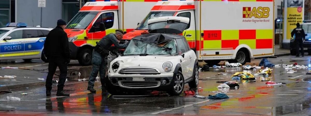 В Мюнхене машина врезалась в толпу на демонстрации — известно о 20 пострадавших — Фото