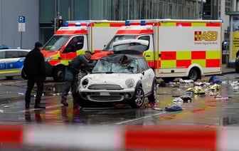 В Мюнхене машина врезалась в толпу на демонстрации — известно о 20 пострадавших — Фото