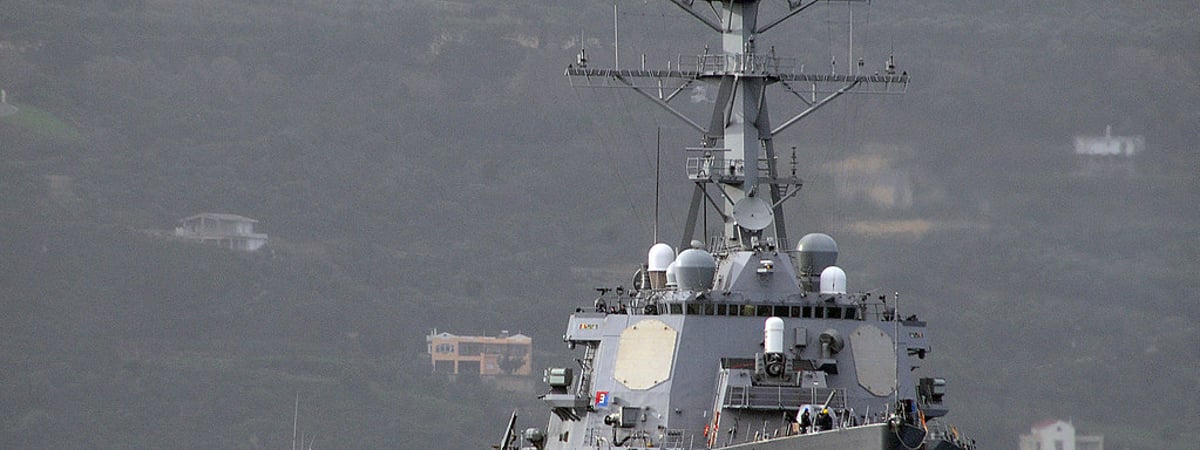 Хуситы атаковали ракетой американский эсминец в Красном море