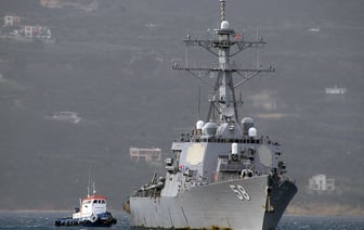 Хуситы атаковали ракетой американский эсминец в Красном море