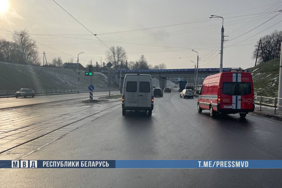 В Витебске 9-летний школьник погиб под колесами микроавтобуса, когда перебегал улицу по регулируемому пешеходному переходу. Фото ГАИ