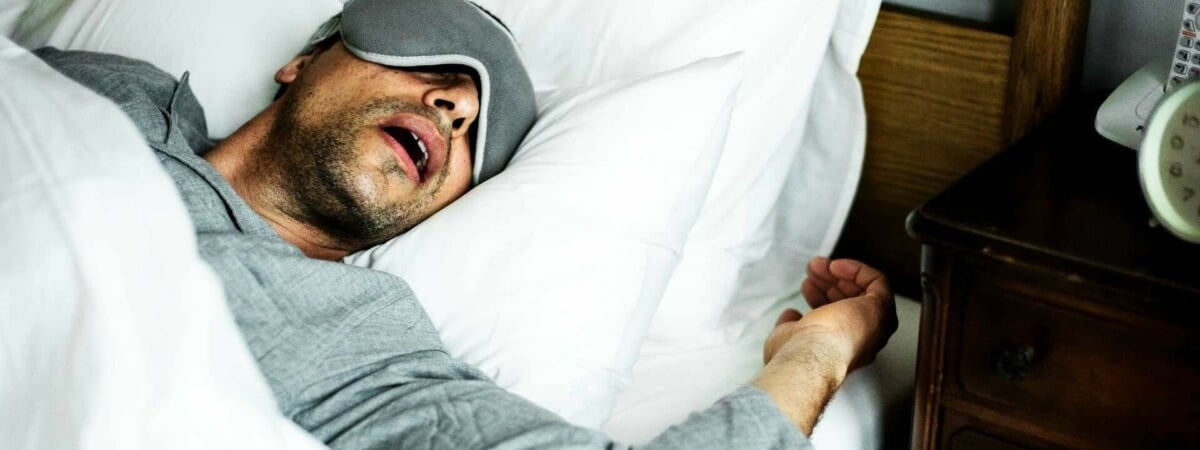 Плохо спите? Учёные определили, что белый цвет постельного белья не подходит. Какой лучше? — Полезно