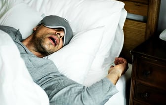 Плохо спите? Учёные определили, что белый цвет постельного белья не подходит. Какой лучше? — Полезно