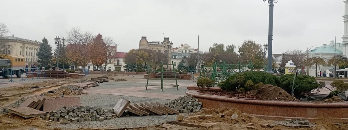 Фотофакт. В центре Гродно готовятся к установке елки