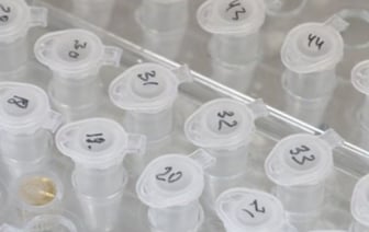 В Беларуси работник медучреждения уничтожила 4,5 тыс. доз вакцины против COVID-19 на 52,5 тыс. рублей