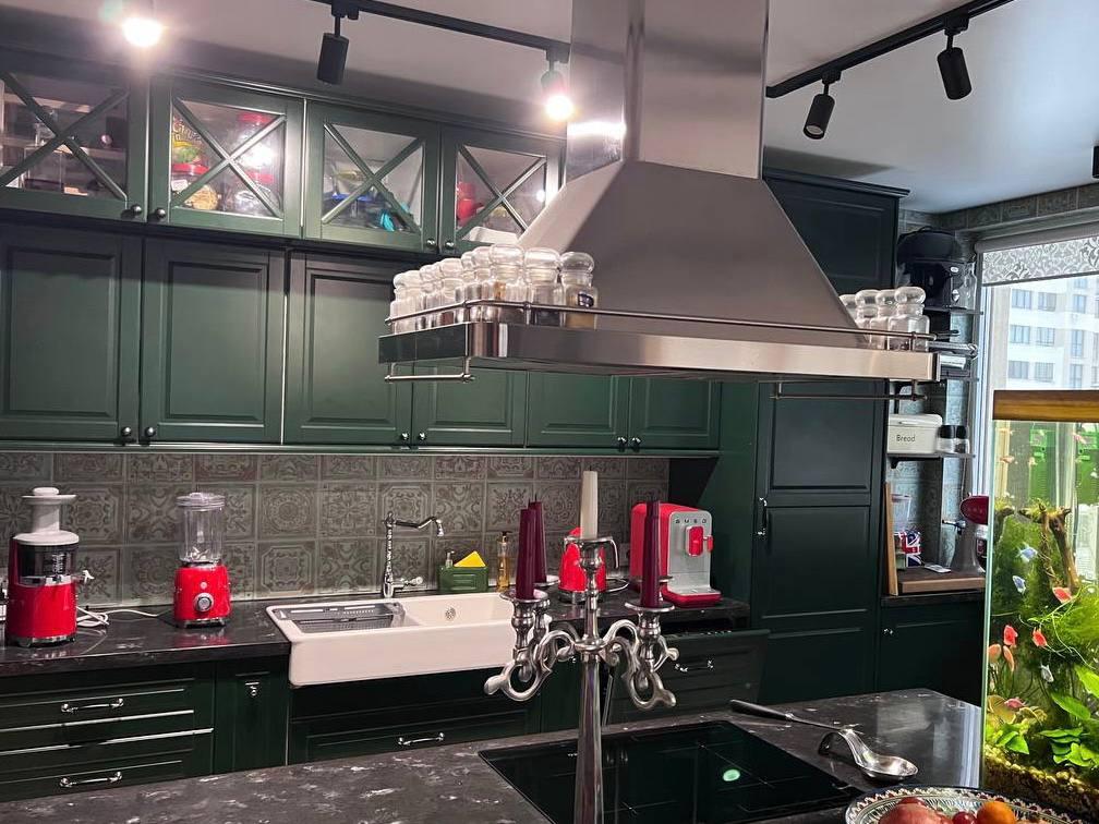 «Вложили в ремонт половину стоимости». Как семейная пара смогла позволить себе квартиру мечты?