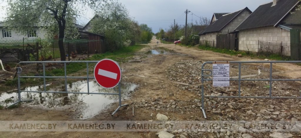 Житель Каменца перекрыл часть улицы колючей проволокой, чтобы «ускорить» ремонт дороги