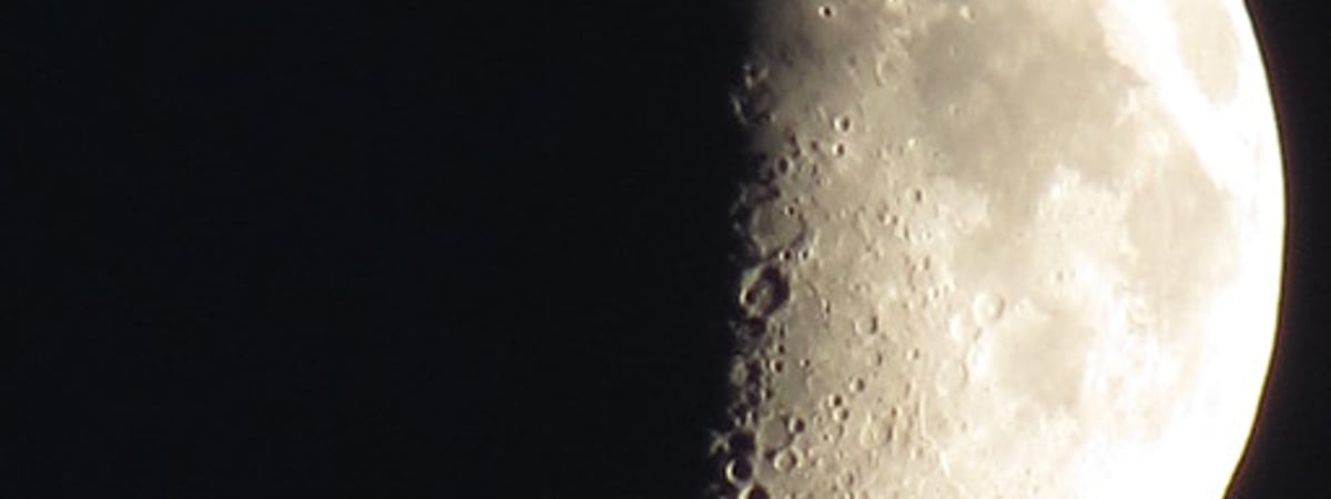 "Кто быстрее застолбит себе самые ценные кратеры". Китайцы первыми в мире привезли грунт с обратной стороны Луны. Почему это так важно?