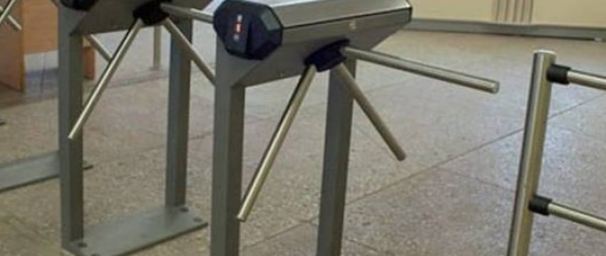 Охранник в школе переписывает паспортные данные посетителей: законно ли это?