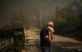 Тысячи людей покидают свои дома после того, как лесные пожары обрушились на греческую столицу.