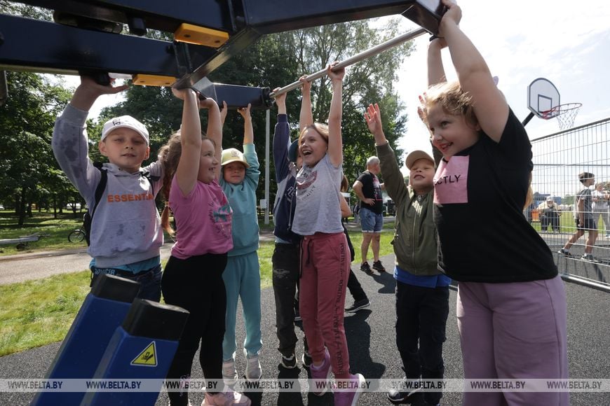Красочный фейерверк юбилейного ХХ культурно-спортивного фестиваля «Вытокi» в Пружанах