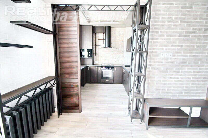 В этой трехэтажке в советские годы жила партийная элита Бреста. А что там сейчас продают?