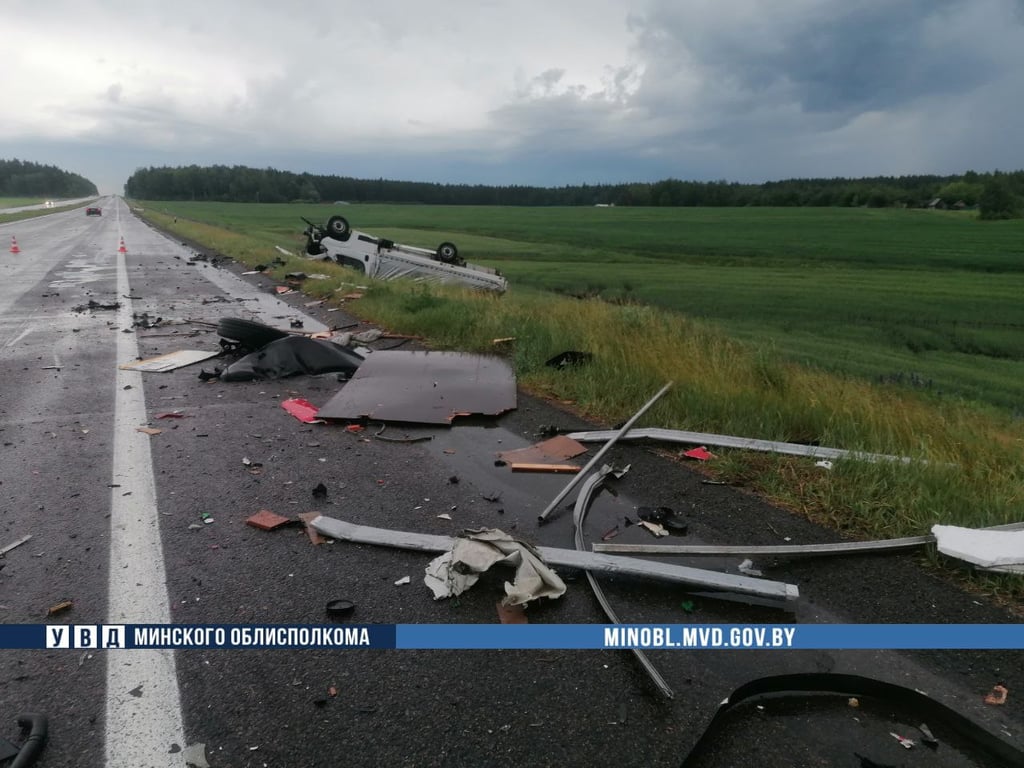 Жесткое ДТП на М1: у бензовоза лопнуло колесо, он вылетел на встречку и врезался в два грузовика