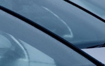 Стекло из общежития повредило машину. Удалось ли автовладельцу добиться компенсации?